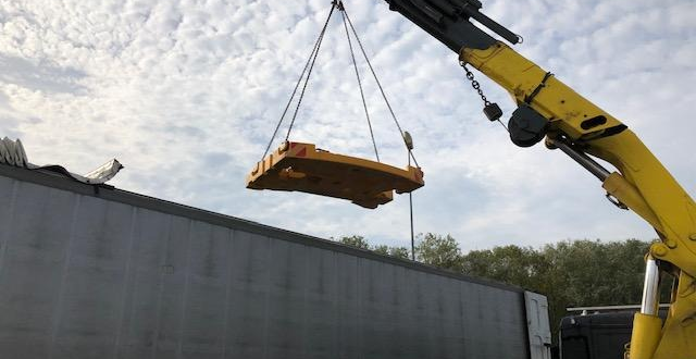 KGE with Transport of Heavy Liebherr Crane