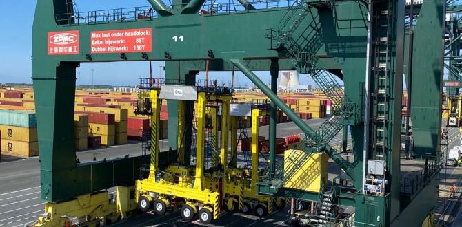 Europe Cargo Discharge Hybrid Straddle Carriers at Antwerp